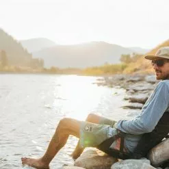 Crazy Creek The Chair Smokey Blue/Black 13 Crazy Creek The Chair Smokey Blue/Black -Rod Tubes Verkoopwinkel Crazy Creek The Chair Smokey Blue Black 5001 042 crazy creek chair demo1 6