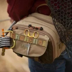 Fishpond Blue River Chest/Lumbar Pack Khaki/Sage Green 10 Fishpond Blue River Chest/Lumbar Pack Khaki/Sage Green -Rod Tubes Verkoopwinkel Fishpond Blue River ChestLumbar Pack KhakiSage Green BRCP KS blueriver onriver 1