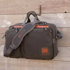 Fishpond Boulder Briefcase Peat Moss -Rod Tubes Verkoopwinkel Fishpond Boulder Briefcase Peat Moss BB PM boulderbriefcase front2