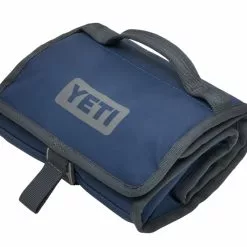YETI Daytrip Lunch Bag Navy -Rod Tubes Verkoopwinkel YETI Daytrip Lunch Bag Navy SKU E150 NVY w 20190225 yeti product subway folded navy b
