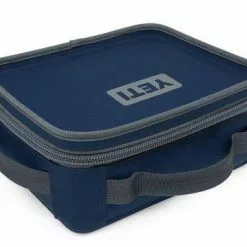 YETI Daytrip Lunch Box Navy -Rod Tubes Verkoopwinkel YETI Daytrip Lunch Box Navy SKU E155 NVY 191449 daytrip lunchbox navy quarter overhead 1680x1024 2 af601eef d785 4376 99ef e23e28e08819 1024x1024@2x 1