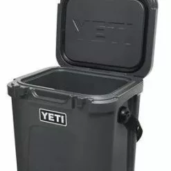 YETI Roadie 24 Cool Box Charcoal 11 YETI Roadie 24 Cool Box Charcoal -Rod Tubes Verkoopwinkel YETI Roadie 24 Cool Box Charcoal SKU 0111 CHA 200259 roadie 24 campaign website assets charcoal quarter open 1680x1204 62264094 f0c7 4208 b369 59d09ebc02cc 1024x1024@2x