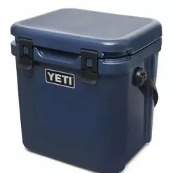 YETI Roadie 24 Cool Box Navy -Rod Tubes Verkoopwinkel YETI Roadie 24 Cool Box Navy SKU 0111 NVY yeti roadie 24 cool box navy4
