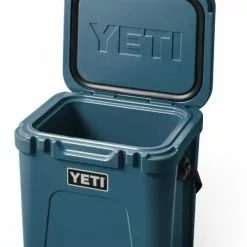YETI Roadie 24 Cool Box Nordic Blue -Rod Tubes Verkoopwinkel YETI Roadie 24 Cool Box Nordic Blue SKU 0111 NBL 1site studio hard cooler roadie 24 nordic blue 3 qrt lid up 3439 primary b 2400x2400 b66387c9 ba49 4e9c 8cff d835a31156b3