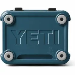 YETI Roadie 24 Cool Box Nordic Blue -Rod Tubes Verkoopwinkel YETI Roadie 24 Cool Box Nordic Blue SKU 0111 NBL 1site studio hard cooler roadie 24 nordic blue bottom 3494 primary b 2400x2400 636ae32e a19c 4797 9925 c34746452baa