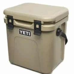 YETI Roadie 24 Cool Box Tan -Rod Tubes Verkoopwinkel YETI Roadie 24 Cool Box Tan SKU 0111 TAN 200259 roadie 24 campaign website assets deserttan quarter lid closed 1680x1204 6f42cc9b e67c 4642 bdbb c4aa5f86525d 1024x1024@2x