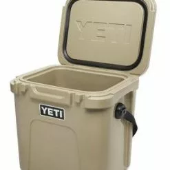 YETI Roadie 24 Cool Box Tan -Rod Tubes Verkoopwinkel YETI Roadie 24 Cool Box Tan SKU 0111 TAN 200259 roadie 24 campaign website assets deserttan quarter open 1680x1204 e930c525 2c9c 46af b043 1edaaf21ff1a 1024x1024@2x