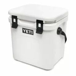 YETI Roadie 24 Cool Box White 11 YETI Roadie 24 Cool Box White -Rod Tubes Verkoopwinkel YETI Roadie 24 Cool Box White SKU 0111 WHI 200259 roadie 24 campaign website assets white quarter lid closed 1680x1204 15150cf5 9d41 4af9 bd6f 009c15e0cb86 1024x1024@2x