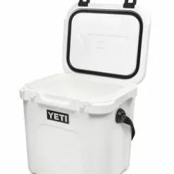 YETI Roadie 24 Cool Box White 12 YETI Roadie 24 Cool Box White -Rod Tubes Verkoopwinkel YETI Roadie 24 Cool Box White SKU 0111 WHI 200259 roadie 24 campaign website assets white quarter open 1680x1204 70f0cced 05a9 469f 8d2d cc6cf0b3988c 1024x1024@2x