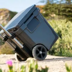 YETI Roadie 48 Wheeled Cool Box Charcoal -Rod Tubes Verkoopwinkel YETI Roadie 48 Wheeled Cool Box Charcoal SKU 0121 CHA sku 0121 cha 7