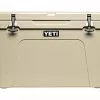 YETI Tundra 105 Cool Box Tan 2 YETI Tundra 105 Cool Box Tan -Rod Tubes Verkoopwinkel YETI Tundra 105 Cool Box Tan SKU 0112 TAN 170545 yeti tundra 105t f 2400x2400 b