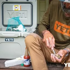 YETI Tundra 35 Cool Box Tan -Rod Tubes Verkoopwinkel YETI Tundra 35 Cool Box Tan SKU 0102 TAN div hard cooler 4 1