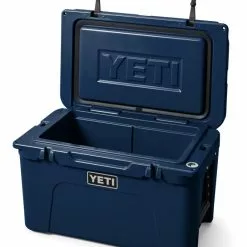 YETI Tundra 45 Cool Box Navy -Rod Tubes Verkoopwinkel YETI Tundra 45 Cool Box Navy SKU 0103 NVY tundra 45 navy 3qtr lid up 3421 b