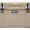 YETI Tundra 45 Cool Box Tan 1 YETI Tundra 45 Cool Box Tan -Rod Tubes Verkoopwinkel YETI Tundra 45 Cool Box Tan SKU 0103 TAN tundra 45 tan sku 0103 tan 1