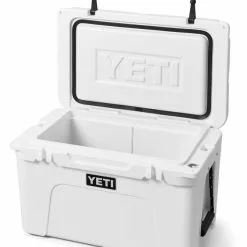 YETI Tundra 45 Cool Box White -Rod Tubes Verkoopwinkel YETI Tundra 45 Cool Box White SKU 0103 WHI tundra 45 white 3qtr lid up 3426 b 4cc84323 1541 410e bfa2 86bbaee86fe7